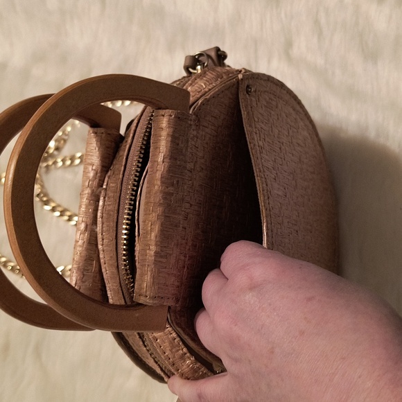 Abbie & Emmie handbag And Crossbody. Gold and brass. - Picture 5 of 6